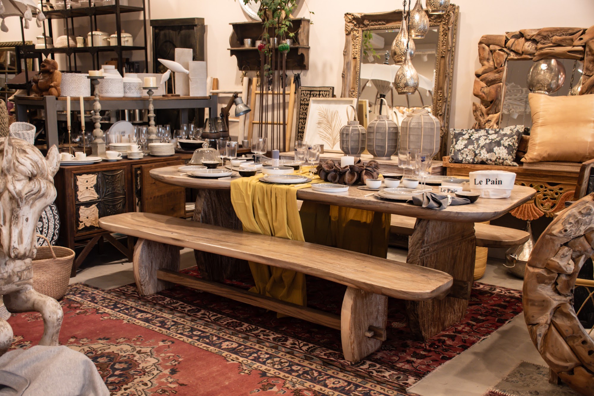 Mesa maciza de suar de 2,5 m con bancos - Serendipity Home