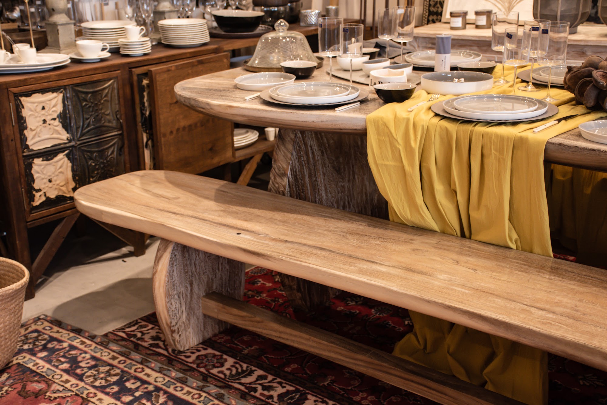 Mesa maciza de suar de 2,5 m con bancos - Serendipity Home