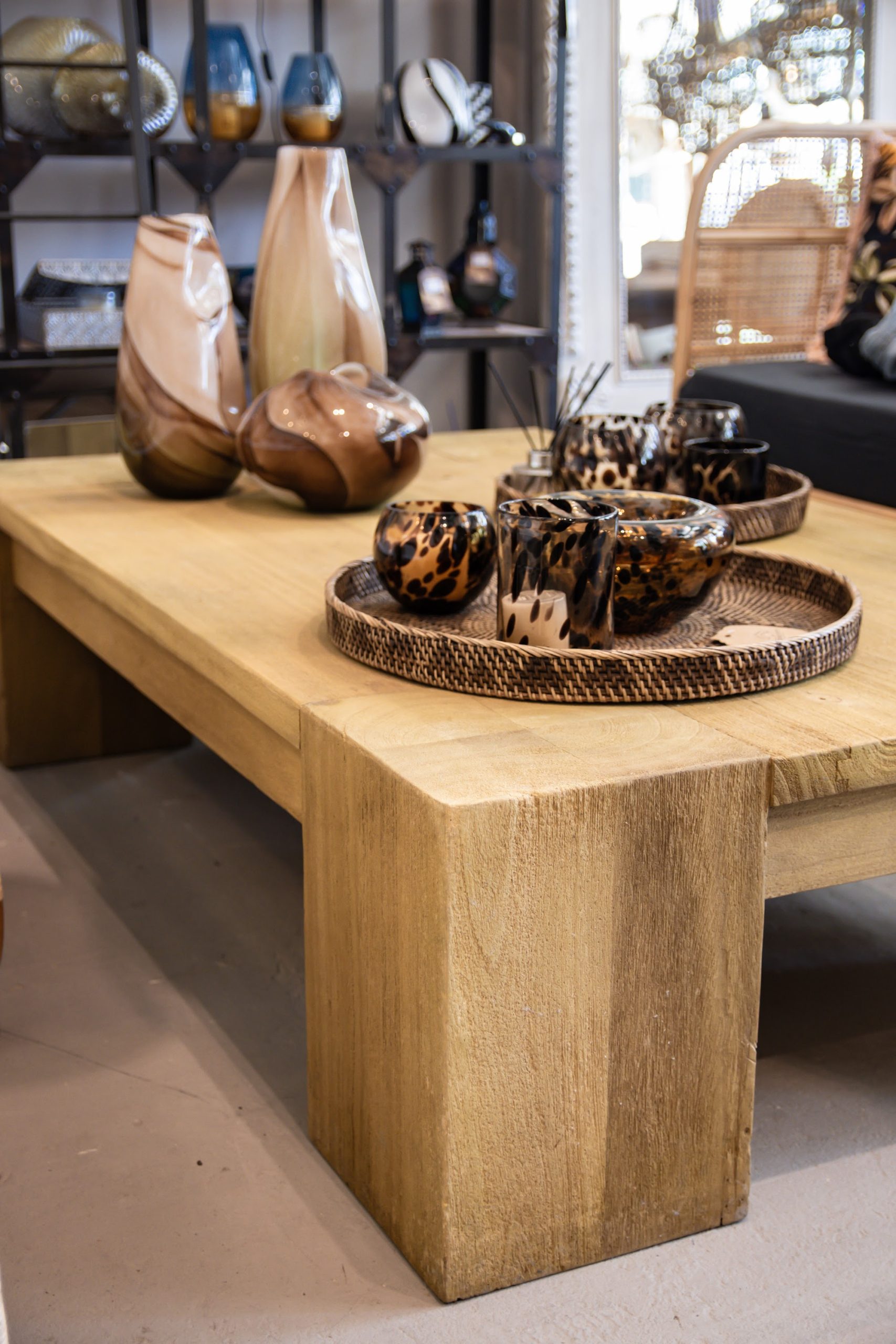 Mesa ratona Rockwood de madera maciza - Serendipity Home