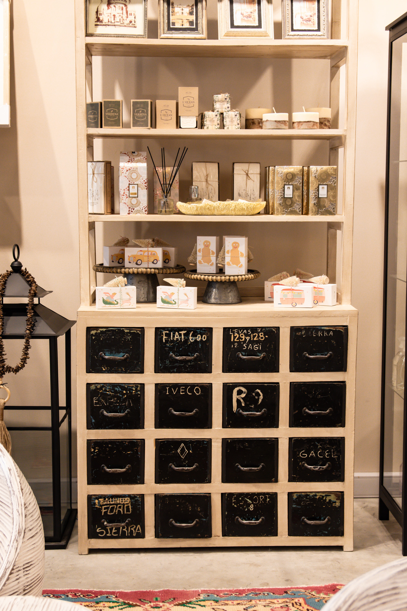 Mueble vintage alto con estantes y cajones - Serendipity Home