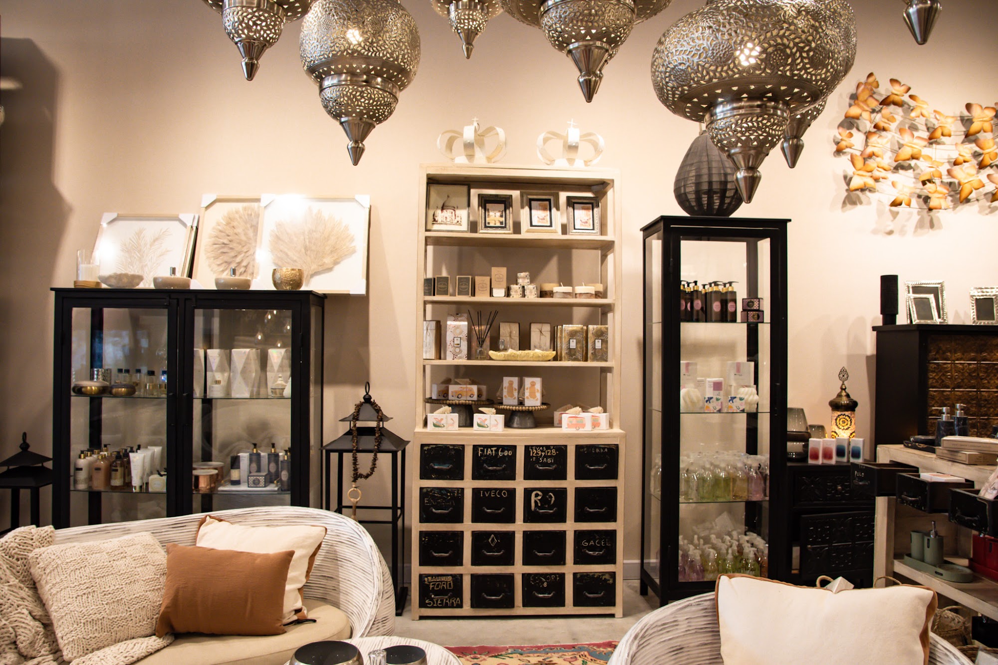 Mueble vintage alto con estantes y cajones - Serendipity Home
