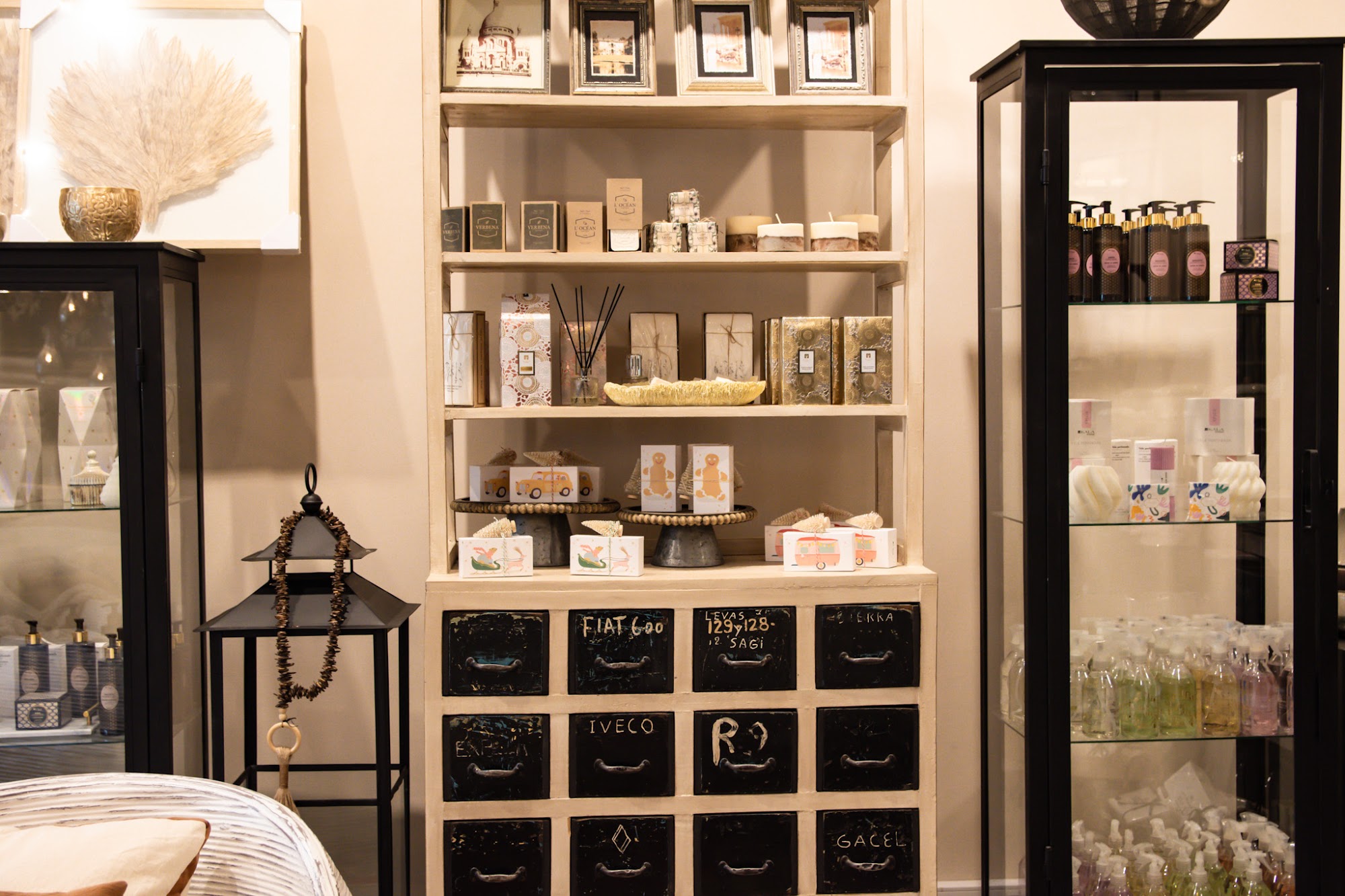 Mueble vintage alto con estantes y cajones - Serendipity Home
