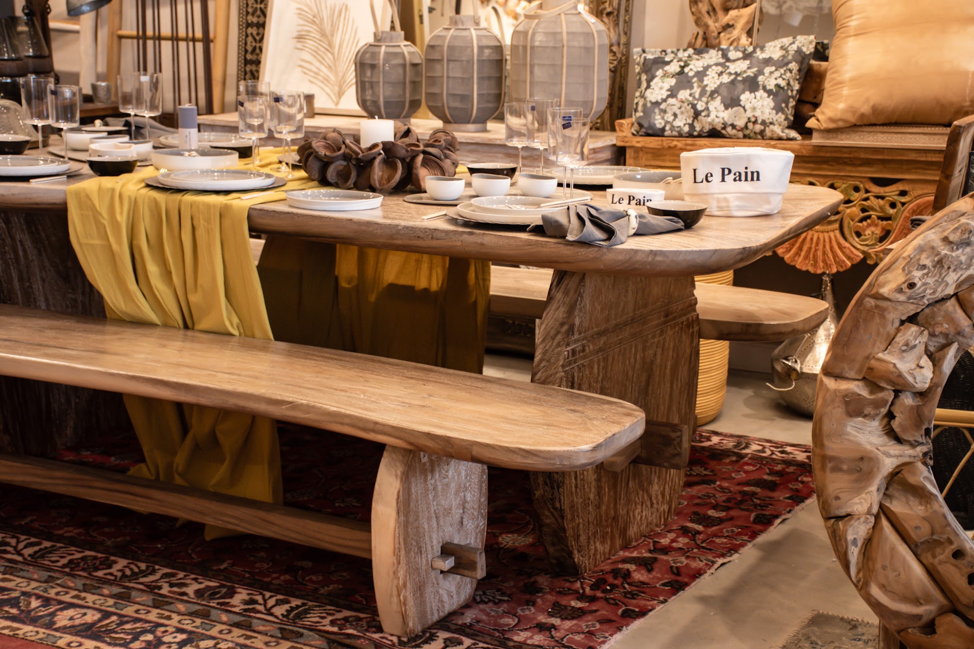 Mesa maciza de suar de 2,5 m con bancos - Serendipity Home