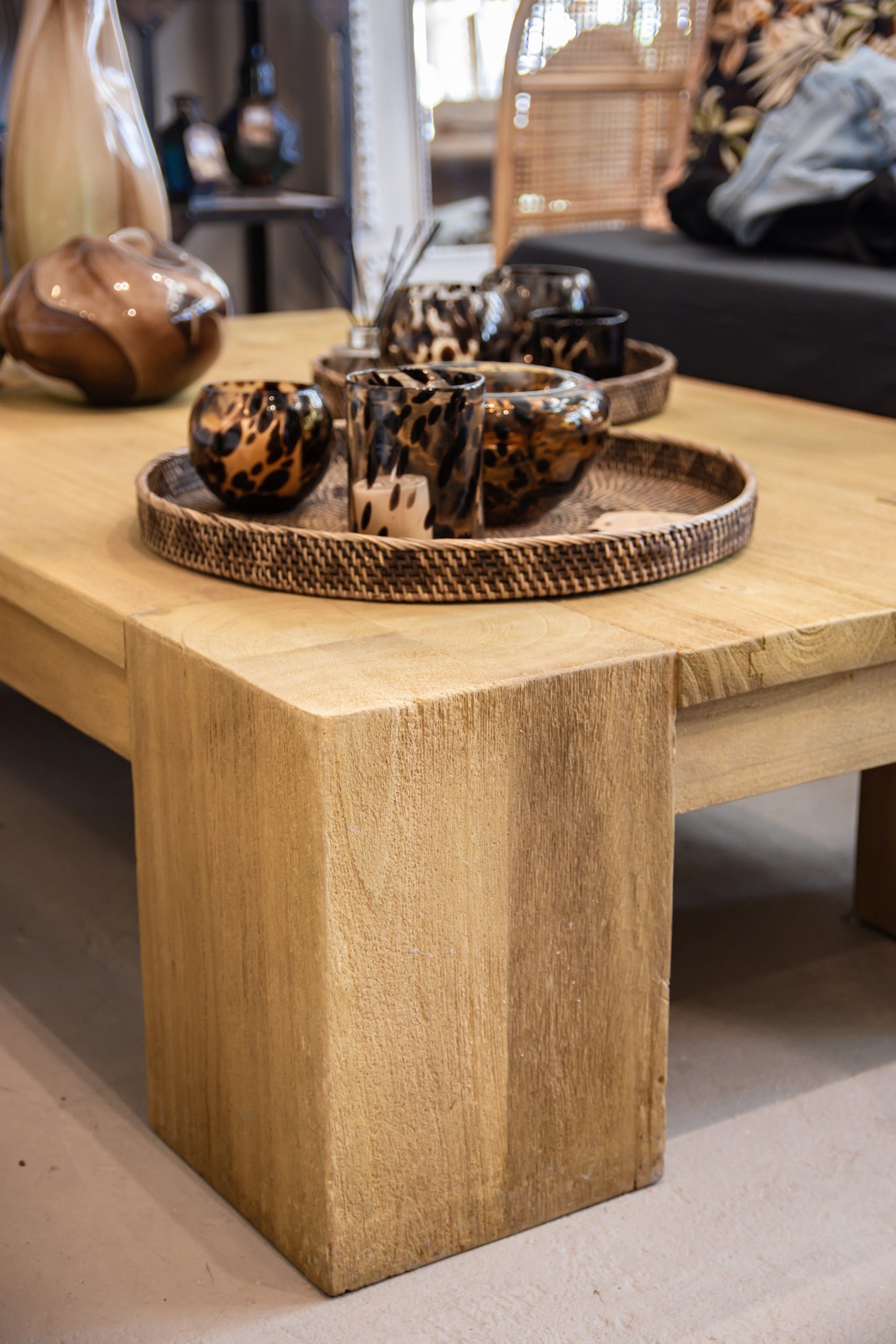 Mesa ratona Rockwood de madera maciza - Serendipity Home